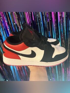 Jordan 1 Low Big kids size 6 is equivalent to woman’s 7 1/2 Black/Red/White